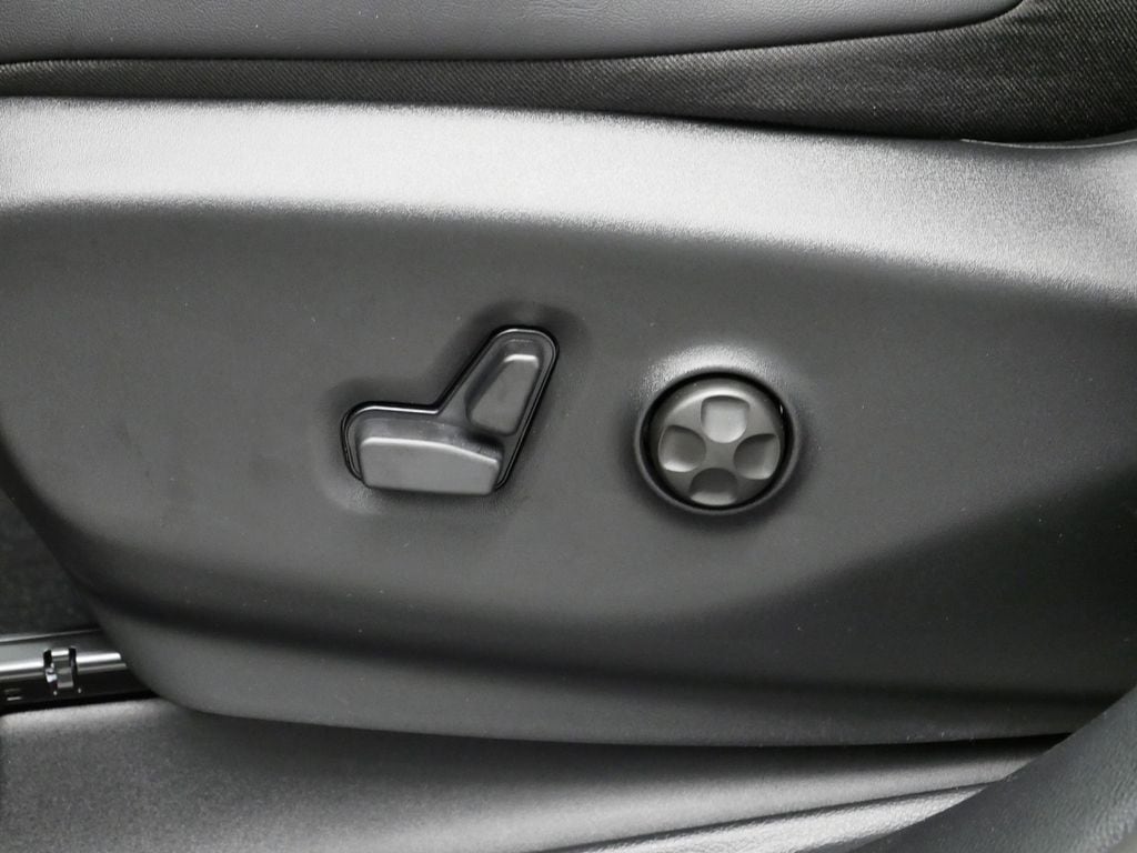 Thumbnail: 2026 Chrysler Pacifica - 6