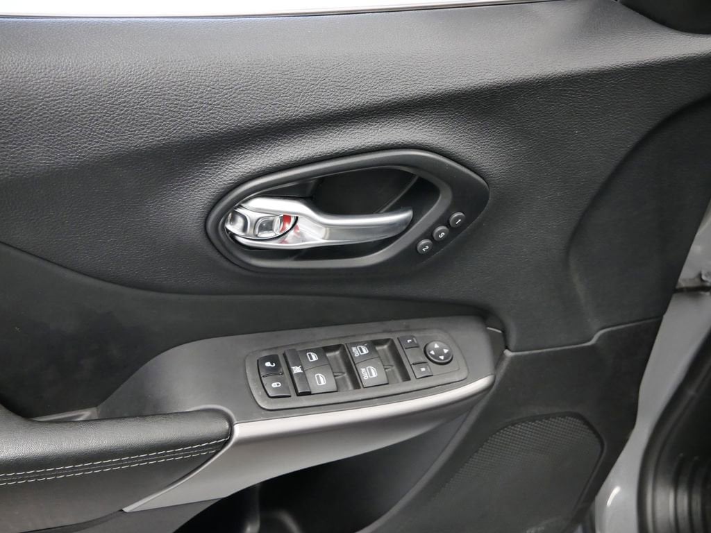 Thumbnail: 2022 Jeep Cherokee - 8