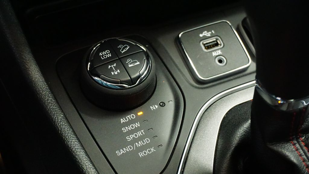 Thumbnail: 2021 Jeep Cherokee - 32