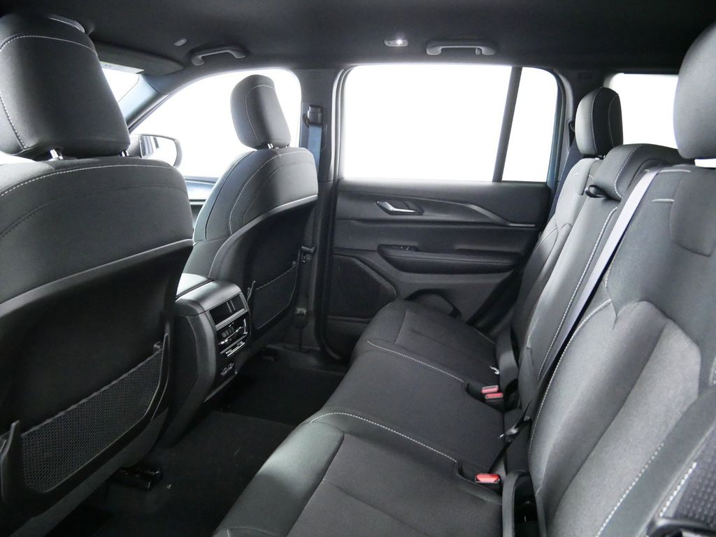 Thumbnail: 2024 Jeep Grand Cherokee - 31