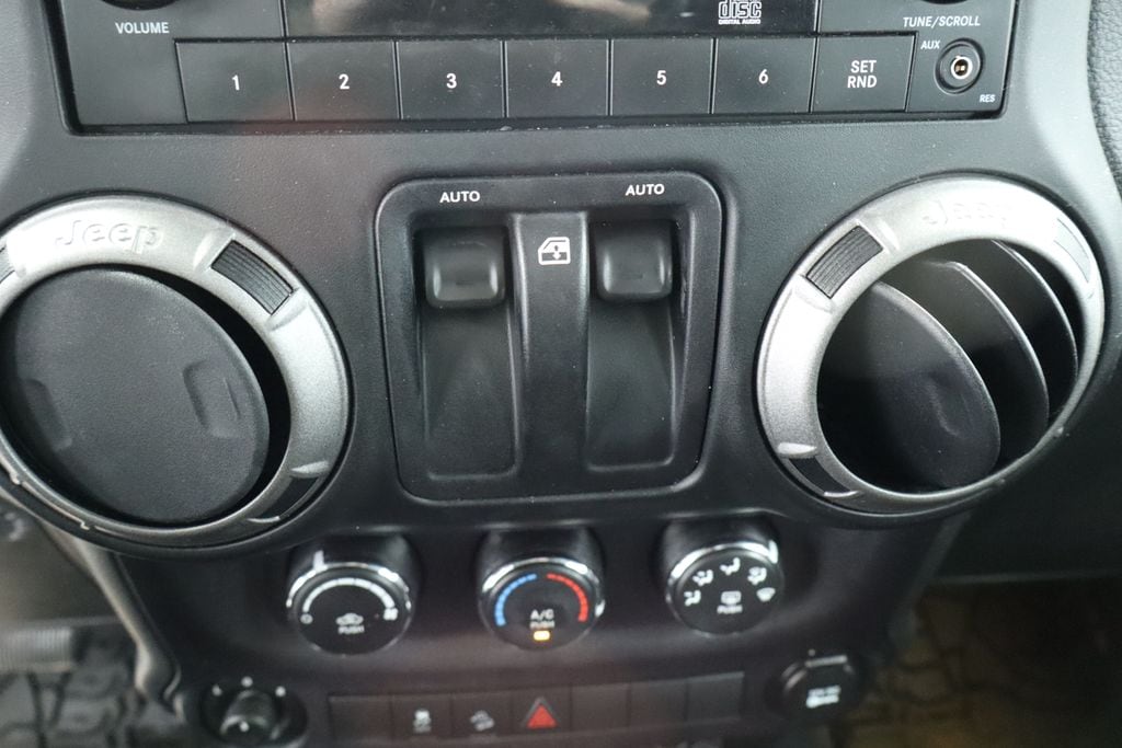 Thumbnail: 2014 Jeep Wrangler - 30