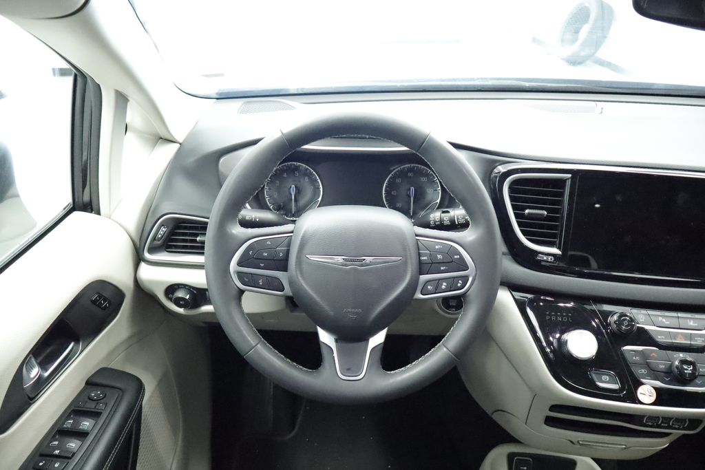 Thumbnail: 2023 Chrysler Pacifica - 21