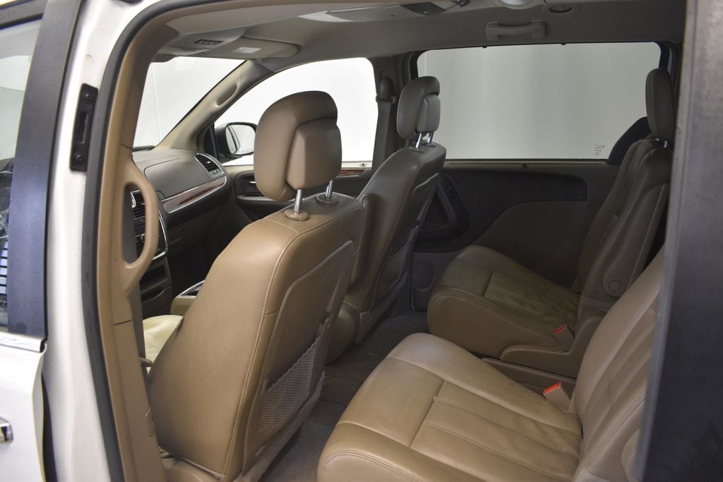 Thumbnail: 2015 Chrysler Town & Country - 23