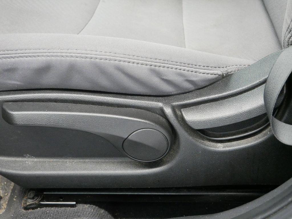 Thumbnail: 2013 Hyundai Elantra - 27