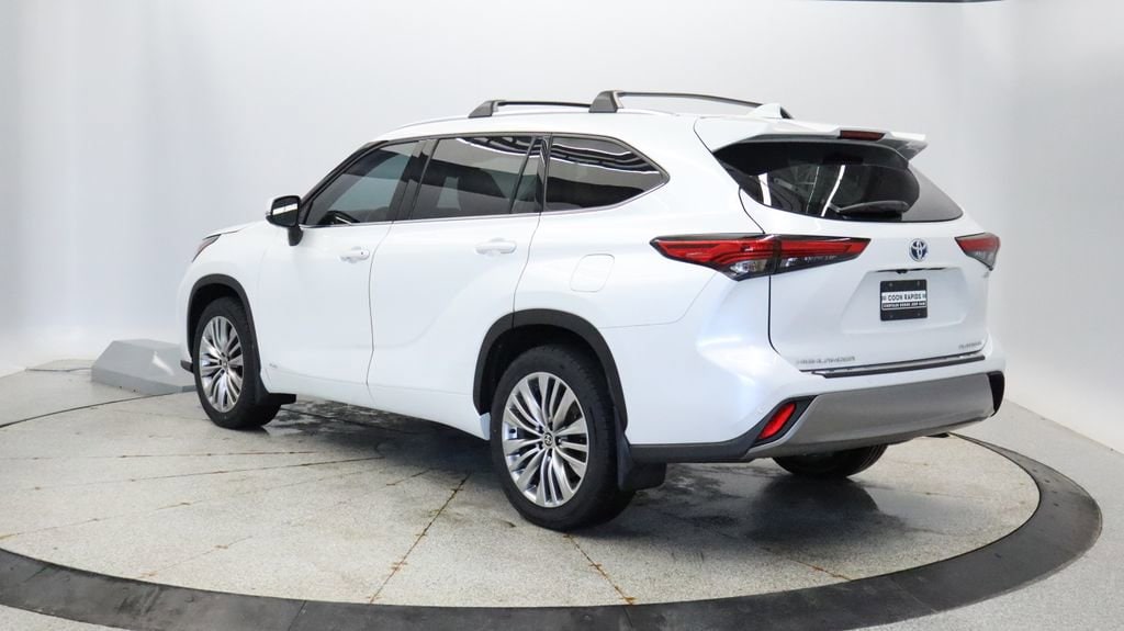 Thumbnail: 2022 Toyota Highlander - 3