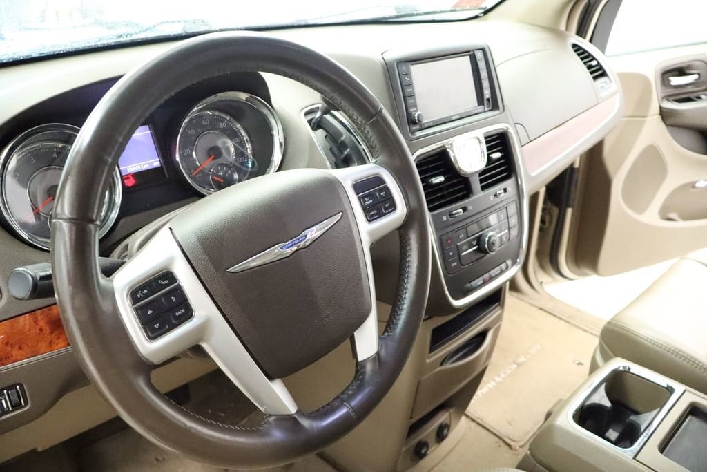 Thumbnail: 2014 Chrysler Town & Country - 19
