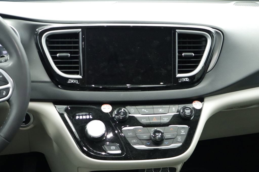 Thumbnail: 2023 Chrysler Pacifica - 24