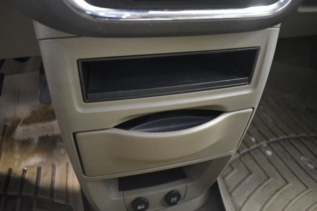 Thumbnail: 2015 Chrysler Town & Country - 48