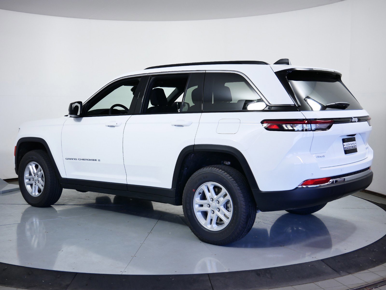 2024 Jeep Grand Cherokee Laredo 13
