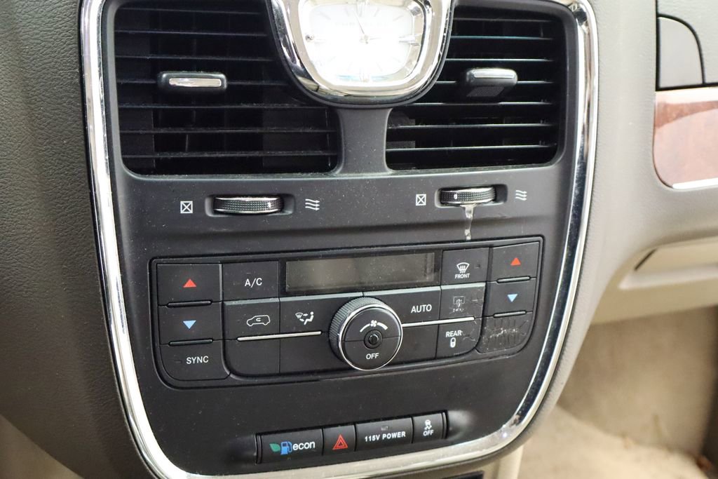Thumbnail: 2014 Chrysler Town & Country - 27