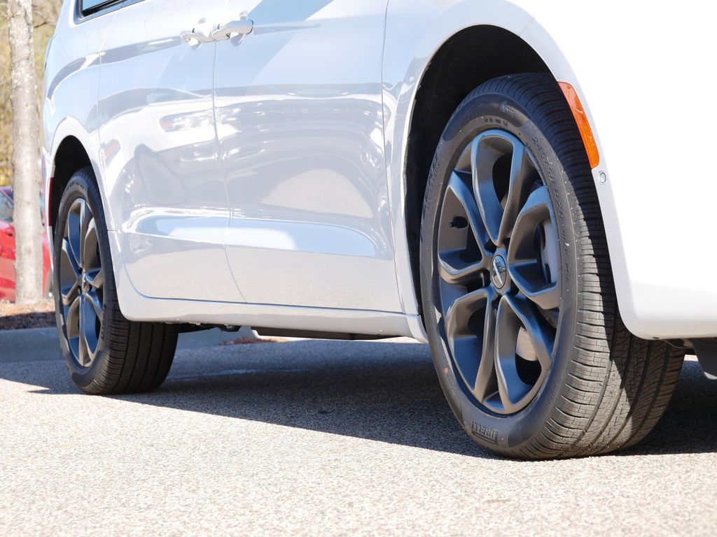 Thumbnail: 2026 Chrysler Pacifica - 6