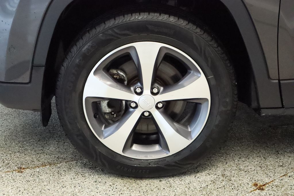 Thumbnail: 2021 Jeep Cherokee - 14