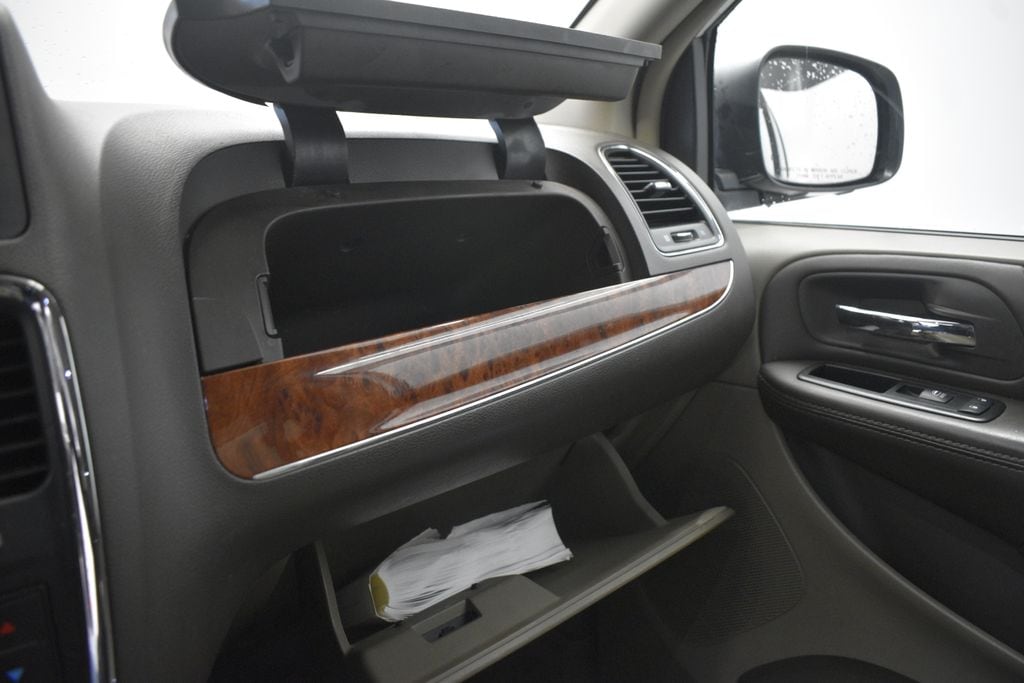 Thumbnail: 2015 Chrysler Town & Country - 41