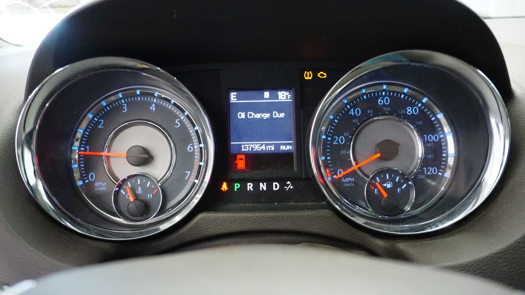 Thumbnail: 2013 Chrysler Town & Country - 30