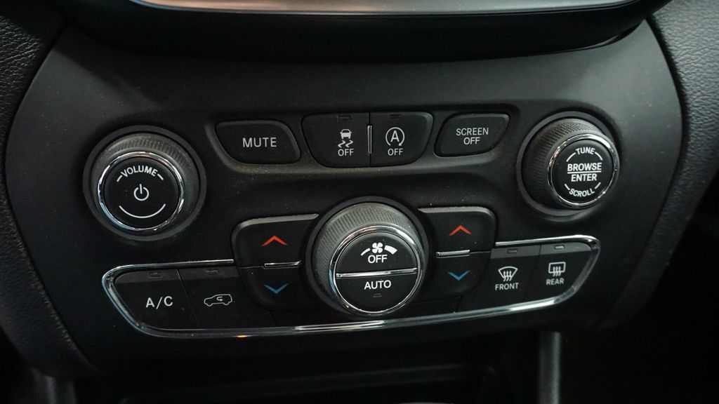 Thumbnail: 2019 Jeep Cherokee - 32