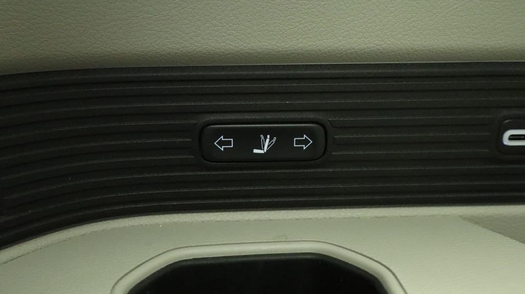 Thumbnail: 2022 Jeep Wagoneer - 26