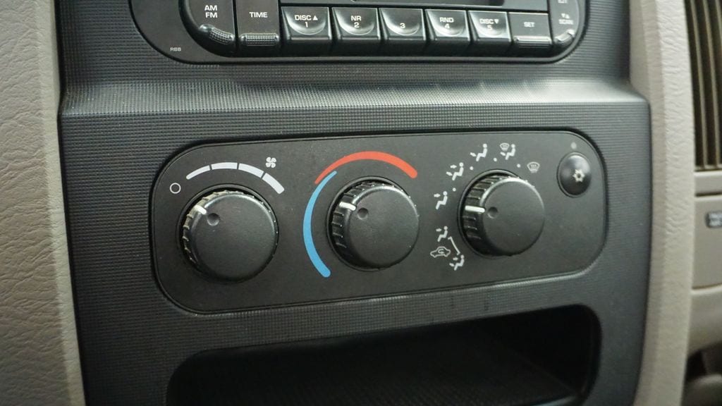 Thumbnail: 2005 Dodge Ram 1500 - 27