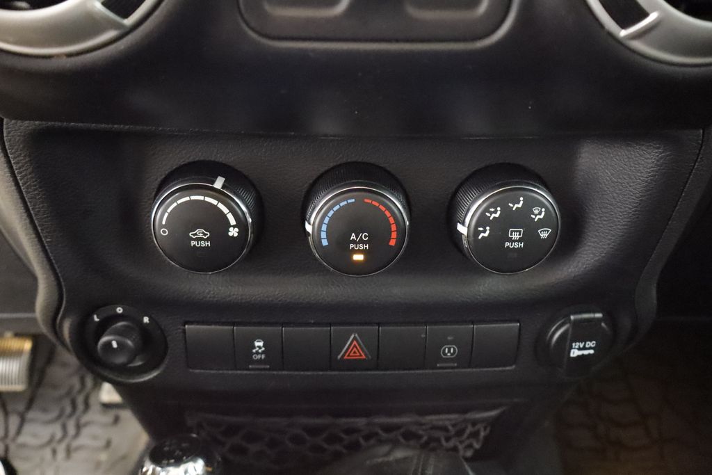 Thumbnail: 2015 Jeep Wrangler - 25