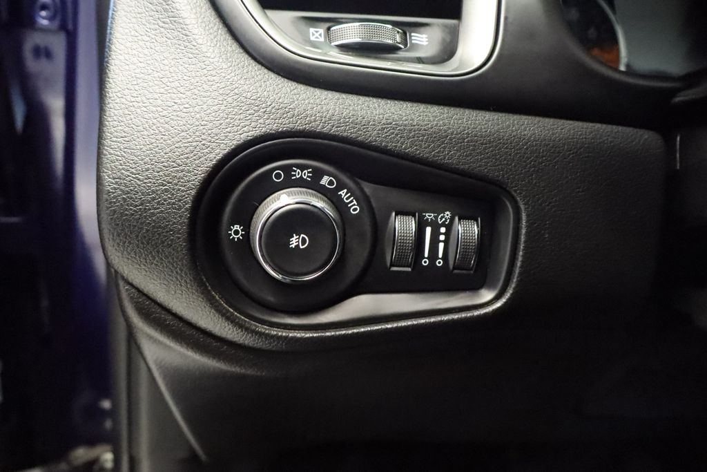 Thumbnail: 2018 Jeep Renegade - 32