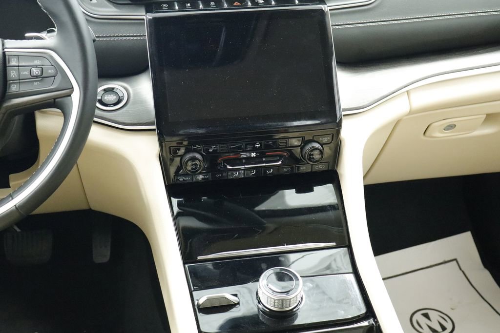 Thumbnail: 2022 Jeep Grand Cherokee - 24