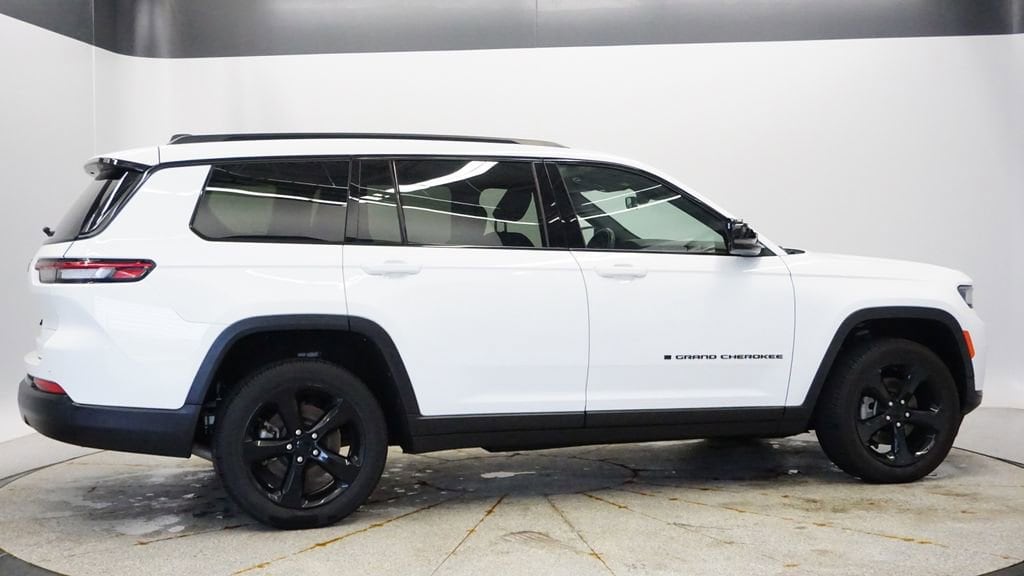 Thumbnail: 2022 Jeep Grand Cherokee - 8