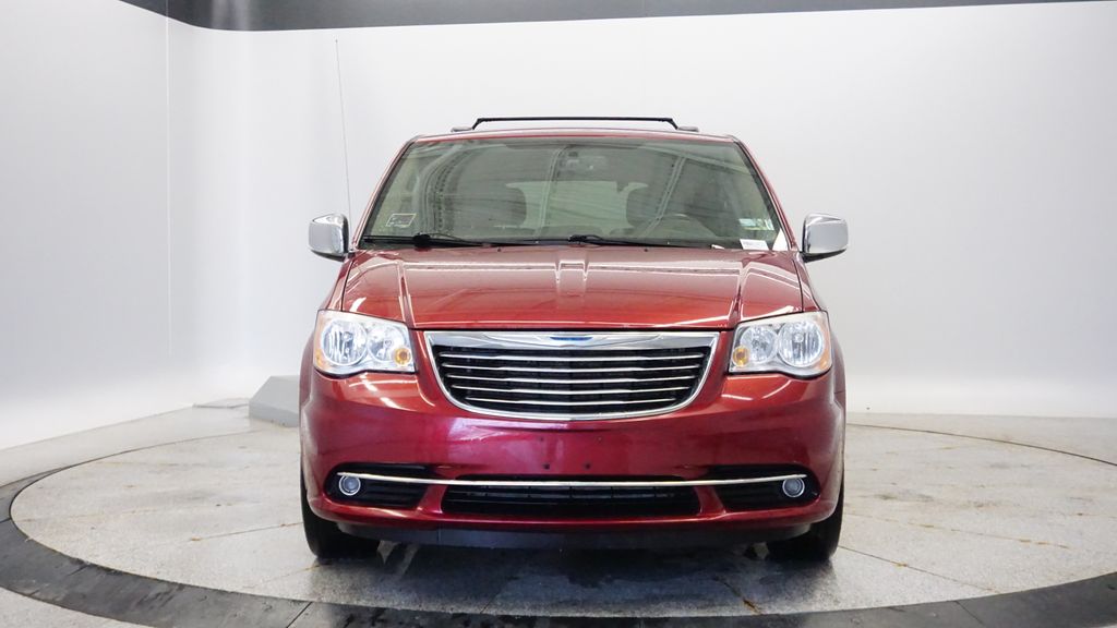 Thumbnail: 2013 Chrysler Town & Country - 10