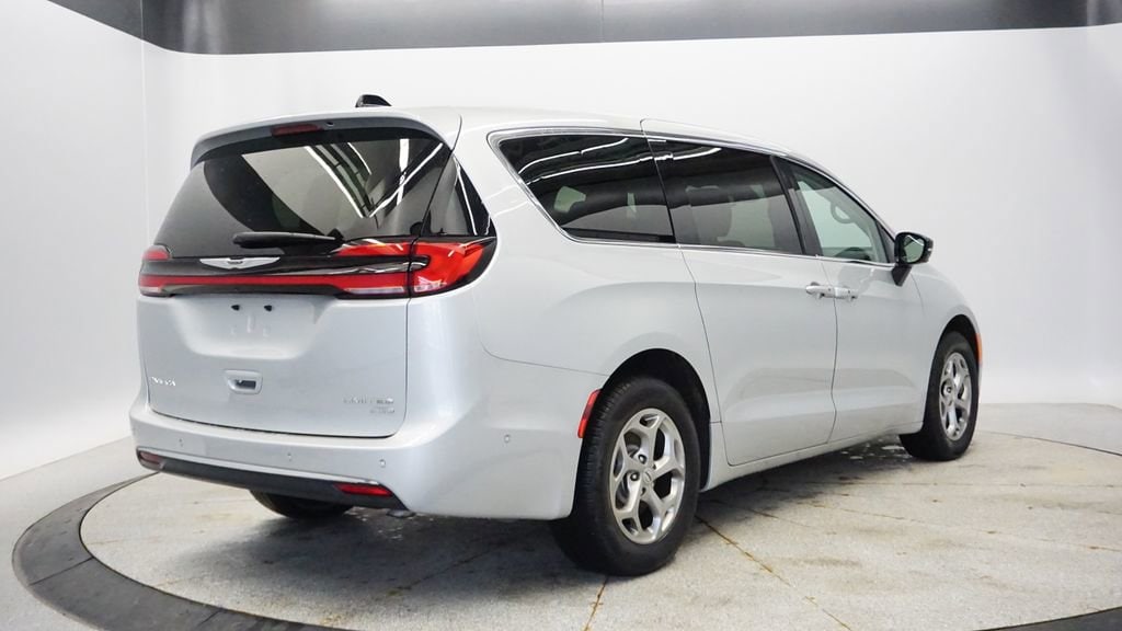 Thumbnail: 2024 Chrysler Pacifica - 5