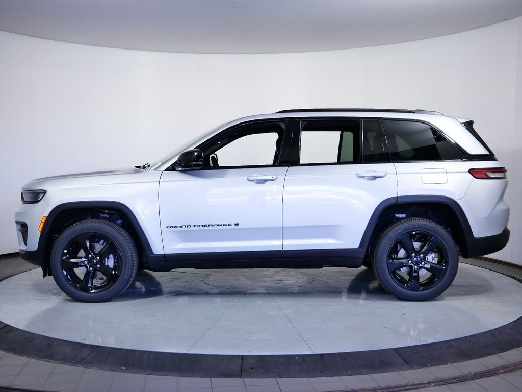 Thumbnail: 2024 Jeep Grand Cherokee - 17