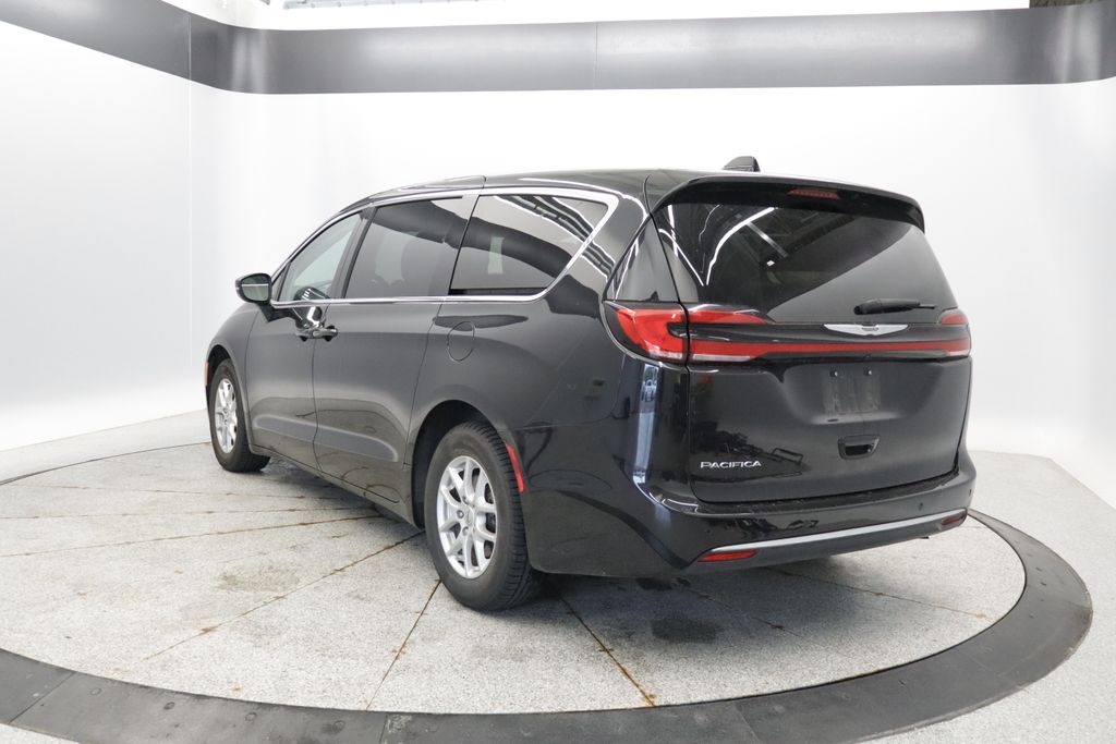 Thumbnail: 2023 Chrysler Pacifica - 3
