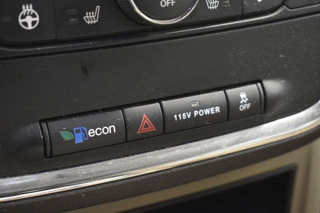 Thumbnail: 2015 Chrysler Town & Country - 33