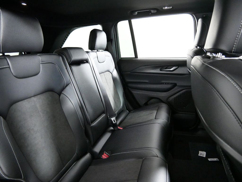 2024 Jeep Grand Cherokee Altitude 27