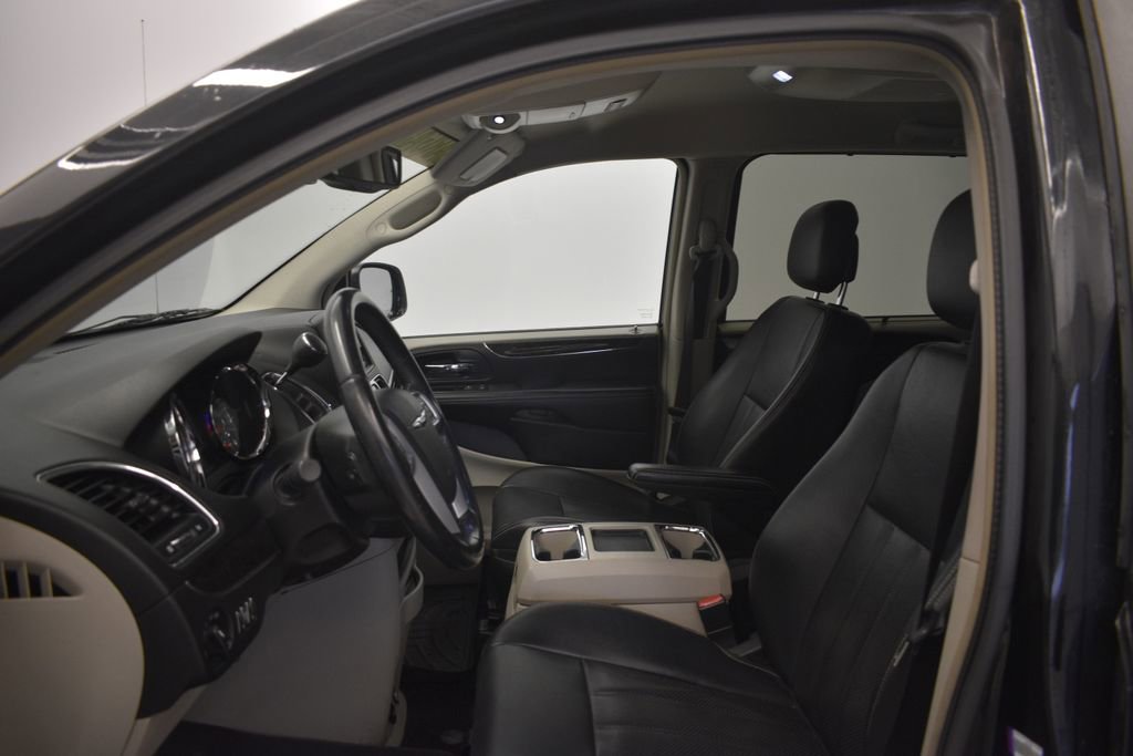 Thumbnail: 2014 Chrysler Town & Country - 28