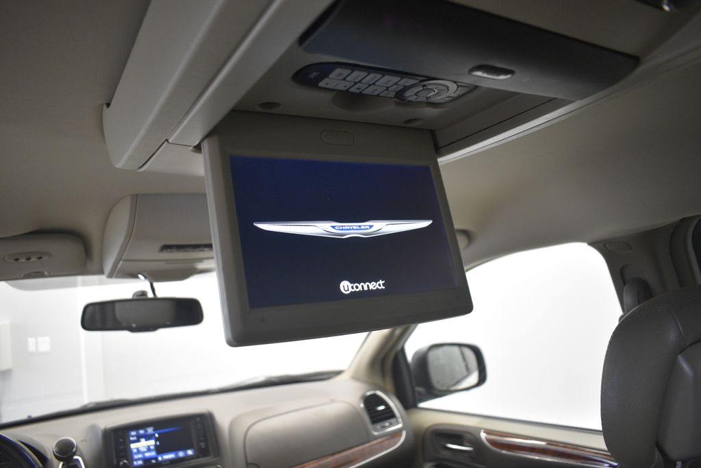 Thumbnail: 2015 Chrysler Town & Country - 26