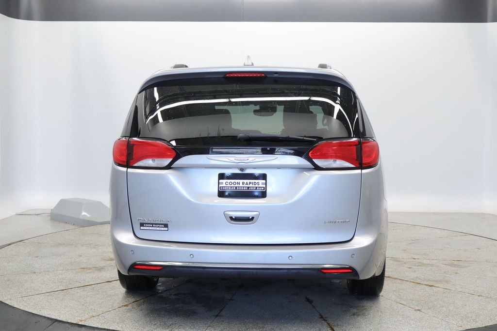 Thumbnail: 2017 Chrysler Pacifica - 4