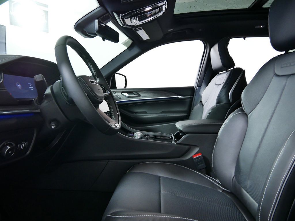 Thumbnail: 2025 Jeep Grand Cherokee - 33