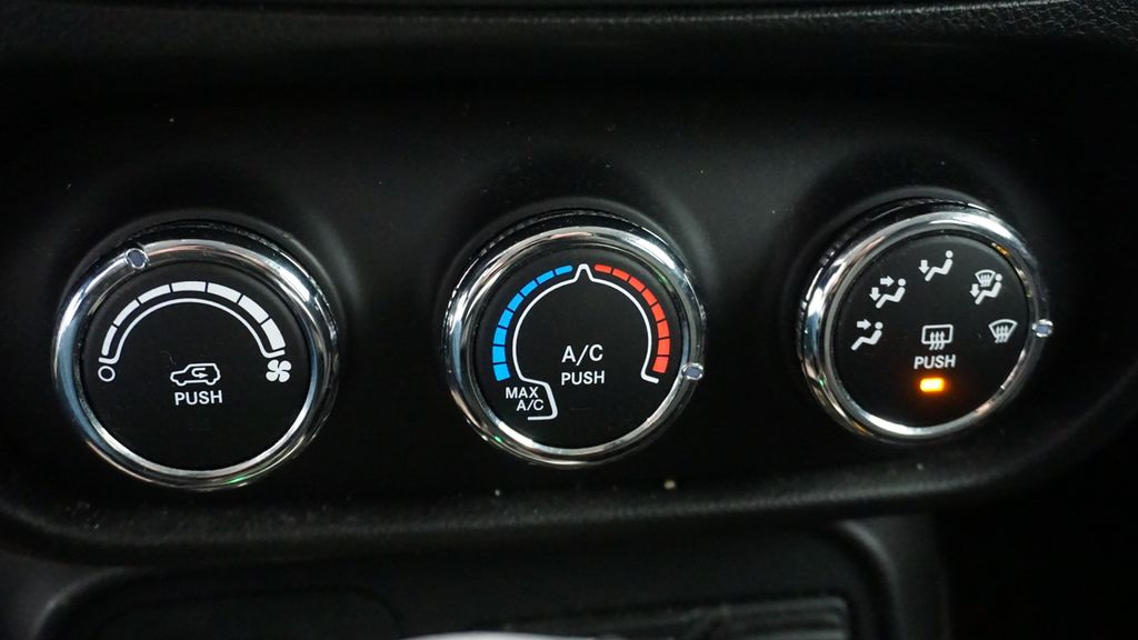 Thumbnail: 2017 Jeep Renegade - 33