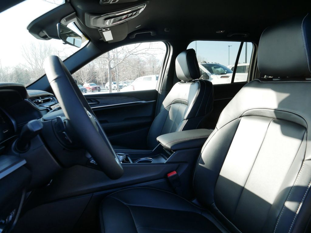 Thumbnail: 2025 Jeep Grand Cherokee - 32