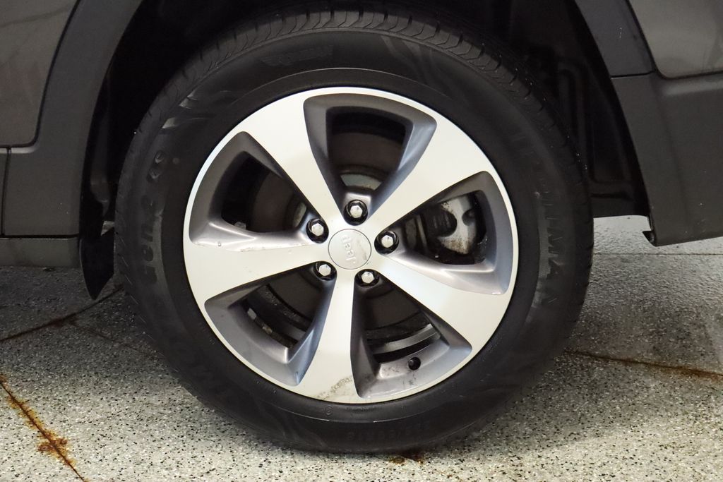 Thumbnail: 2021 Jeep Cherokee - 15