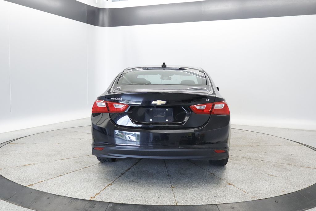 Thumbnail: 2017 Chevrolet Malibu - 4
