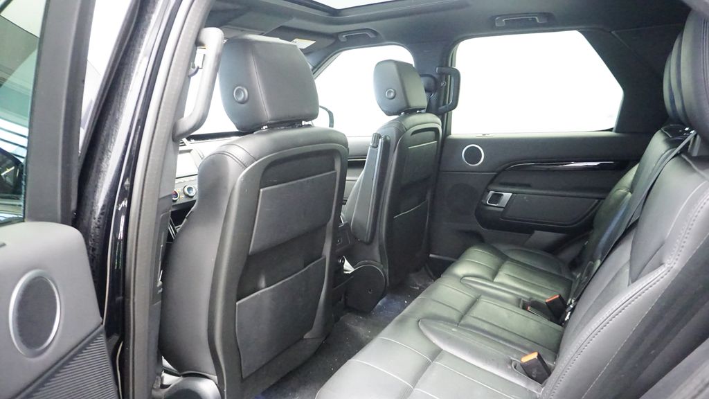 Thumbnail: 2020 Land Rover Discovery - 20