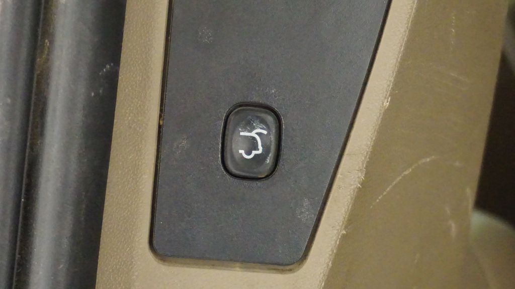 Thumbnail: 2013 Chrysler Town & Country - 16