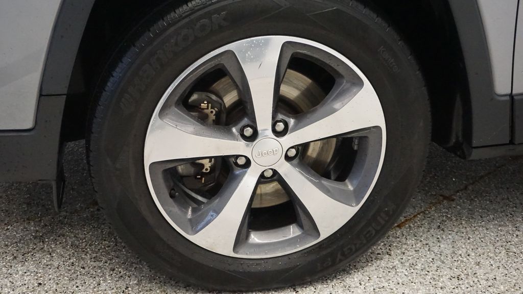 Thumbnail: 2019 Jeep Cherokee - 14