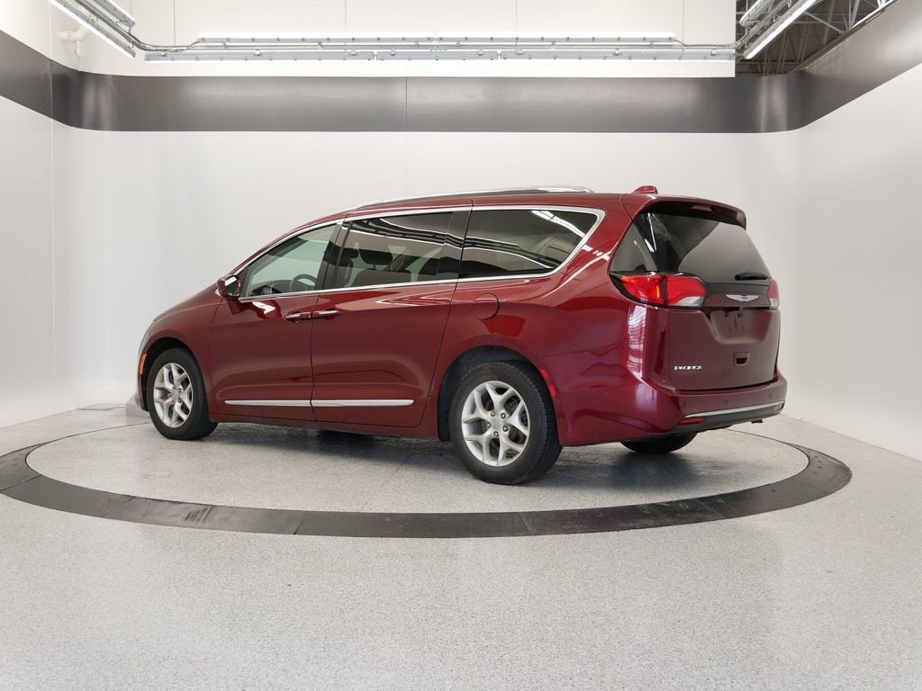 Thumbnail: 2019 Chrysler Pacifica - 3