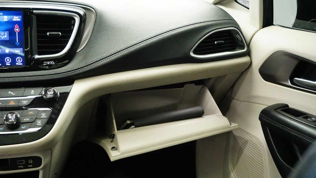 Thumbnail: 2018 Chrysler Pacifica - 21