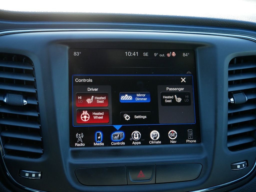 2015 Chrysler 200 S 32