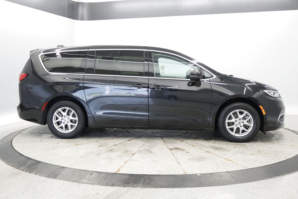 Thumbnail: 2023 Chrysler Pacifica - 8
