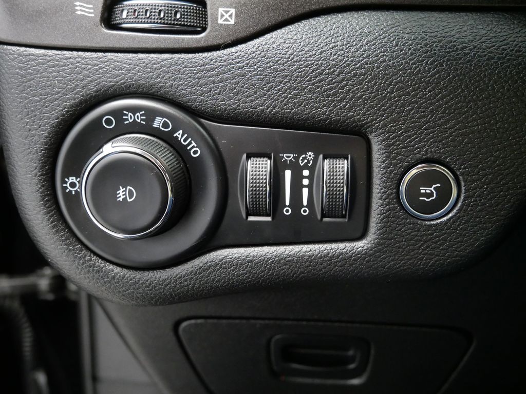 Thumbnail: 2022 Jeep Cherokee - 24