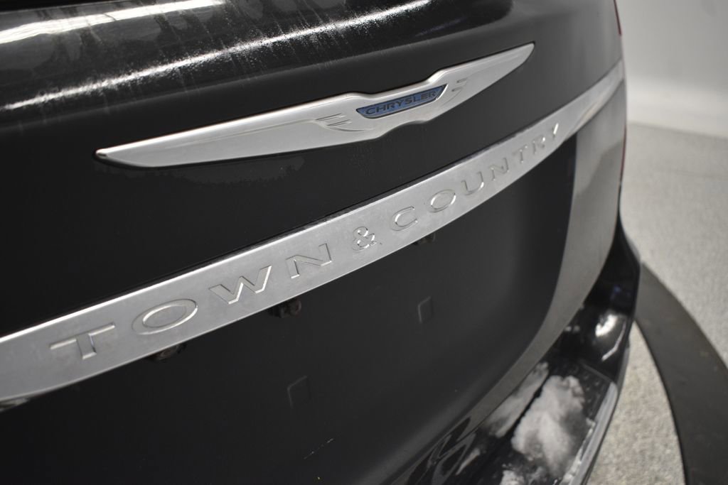 Thumbnail: 2014 Chrysler Town & Country - 13