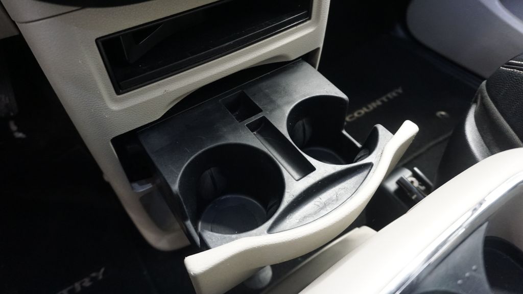 Thumbnail: 2014 Chrysler Town & Country - 36