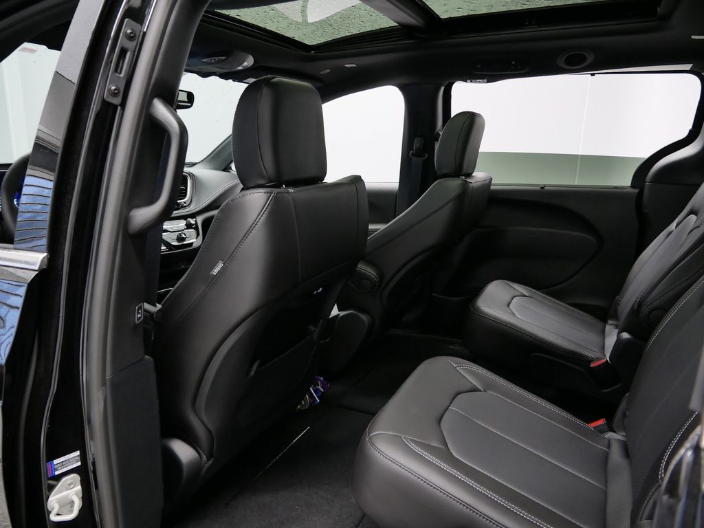 Thumbnail: 2026 Chrysler Pacifica - 8